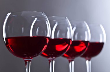 Bir kadeh kırmızı şarap. 