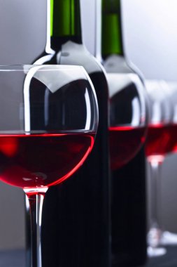 Şişe ve bardak kırmızı şarap