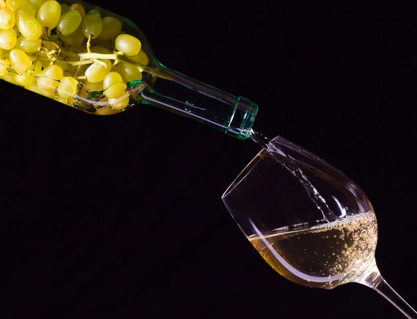 Uva blanca en botella y copa de vino —  Fotos de Stock