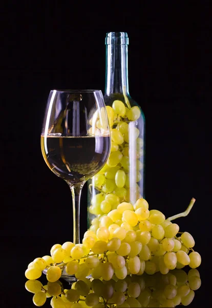 Uva blanca en botella y copa de vino —  Fotos de Stock