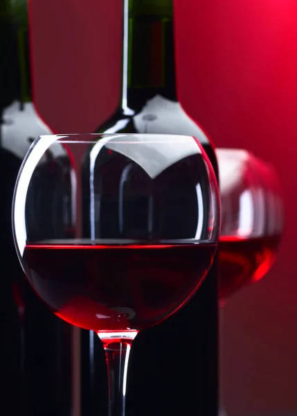 ボトルと赤ワインのグラス — ストック写真