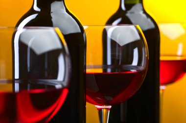 Şişe ve bardak kırmızı şarap