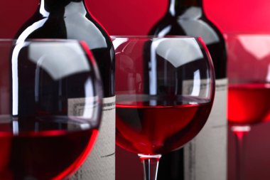 Şişe ve bardak kırmızı şarap