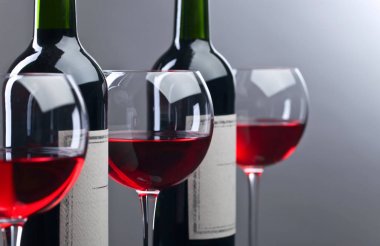 Şişe ve bardak kırmızı şarap