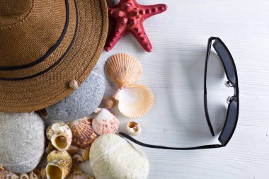 ahşap tahta üzerinde plaj aksesuarları 