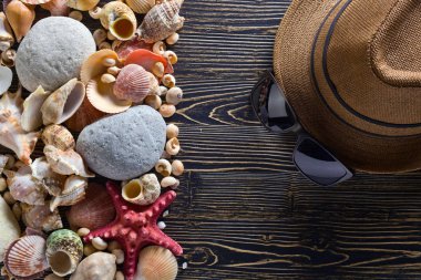 ahşap tahta üzerinde plaj aksesuarları 