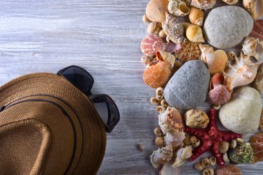 ahşap tahta üzerinde plaj aksesuarları 