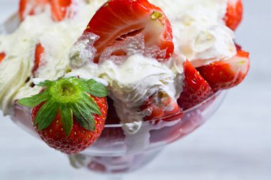  Çilek ve krema cam kase 