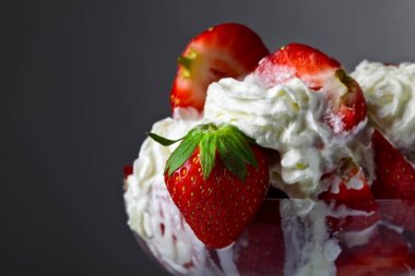  Çilek ve krema cam kase 