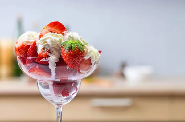 Strawberries and cream in glass bowl — Stock Photo, Image