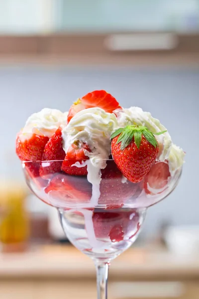 Strawberries and cream in glass bowl — Stock Photo, Image
