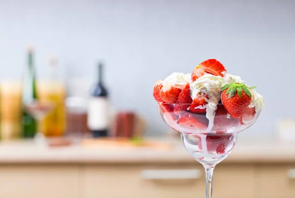 Strawberries and cream in glass bowl — Stock Photo, Image