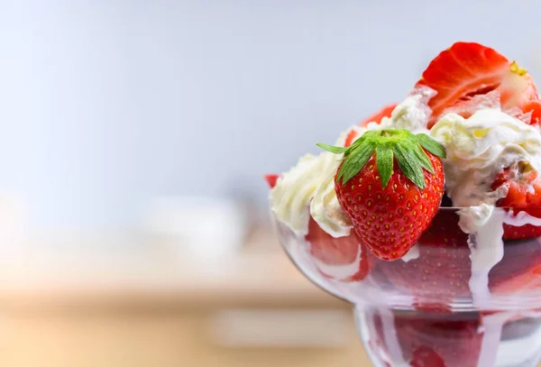 Strawberries and cream in glass bowl — Stock Photo, Image