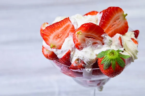 Strawberries and cream in glass bowl — Stock Photo, Image