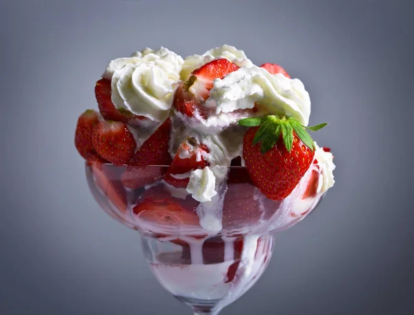 Φράουλες και κρέμα γάλακτος σε γυάλινο μπολ — Φωτογραφία Αρχείου
