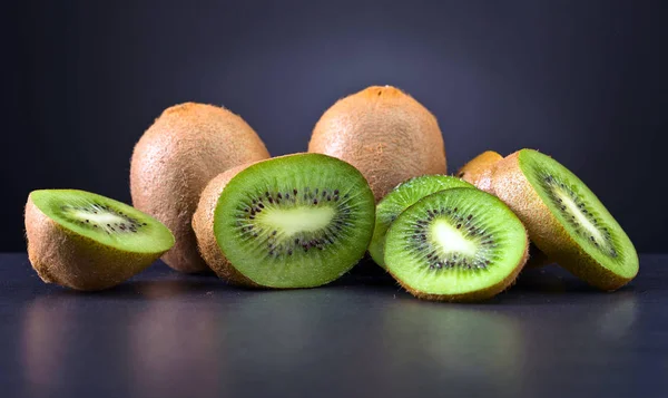 Kiwi sobre mesa negra —  Fotos de Stock