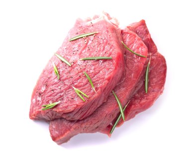 Biftek beyaz arka planda izole edilmiş..