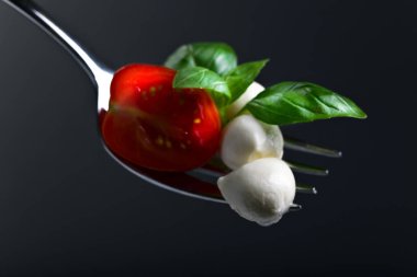  Mozzarella kiraz domates ve yeşil fesleğen .