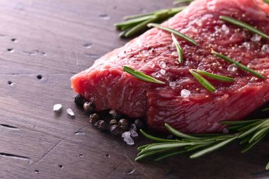 Biberiye, tuz ve biber ile sığır eti biftek.