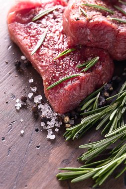 Biberiye, tuz ve biber ile sığır eti biftek.