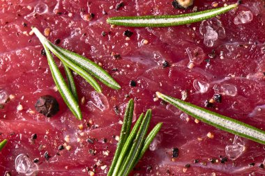 Biberiye, tuz ve biber ile sığır eti biftek.