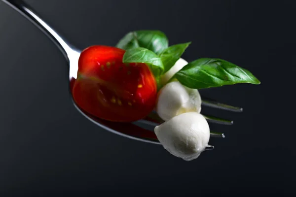 Mozzarella z pomidorami cherry i zielonej bazylii . — Zdjęcie stockowe