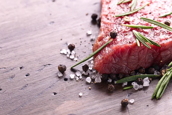 Biefstuk met rozemarijn, peper en zout. — Stockfoto
