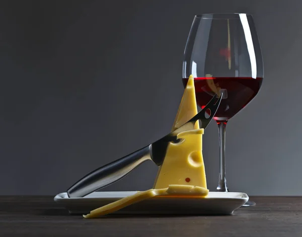 Fromage et verre de vin rouge — Photo