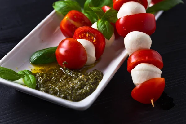 Mozzarella avec sauce tomate, basilic et pesto — Photo