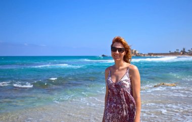 Akdeniz sahilde mutlu kadınla