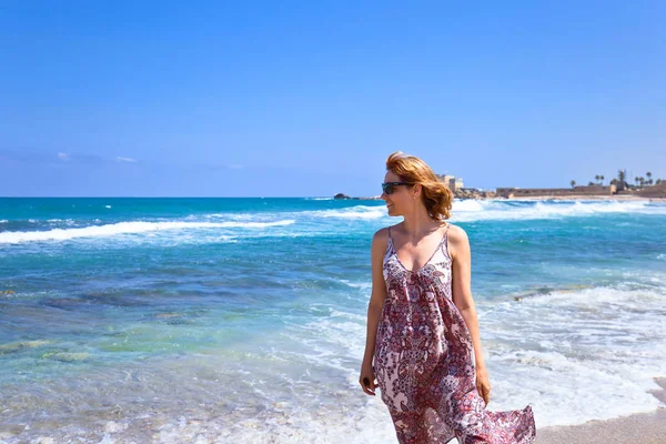 Gelukkige vrouw aan het strand van de Middellandse Zee — Stockfoto