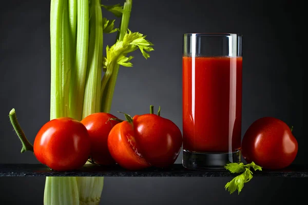トマト ジュース トマトとセロリをスティックします。 — ストック写真