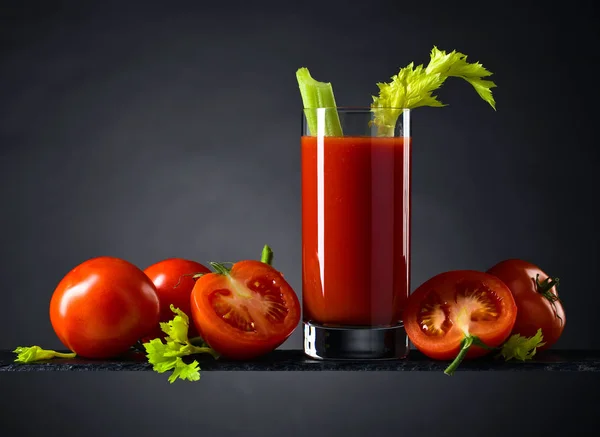 Jugo de tomate con tomates y palitos de apio — Foto de Stock