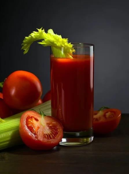 Succo di pomodoro con bastoncini di sedano — Foto Stock