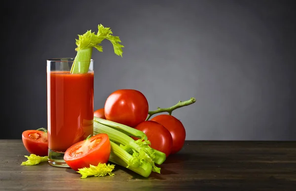 Jus de tomate avec bâtonnets de céleri — Photo