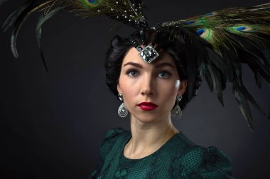  tüy decration ile retro tarzı güzel kadın