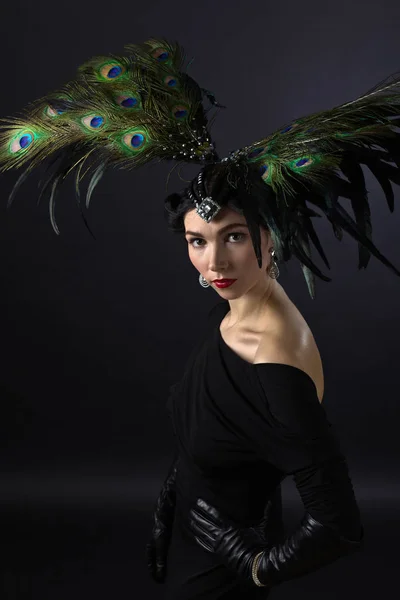 Красивая женщина в стиле ретро с декорированием перьев — стоковое фото
