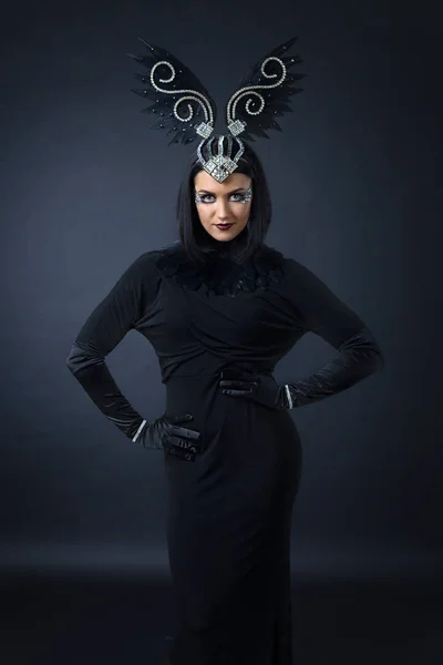 Frau im Kostüm eines schwarzen Vogels — Stockfoto