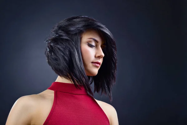 Schöne brünette Frau mit perfekter Frisur und professionelle — Stockfoto