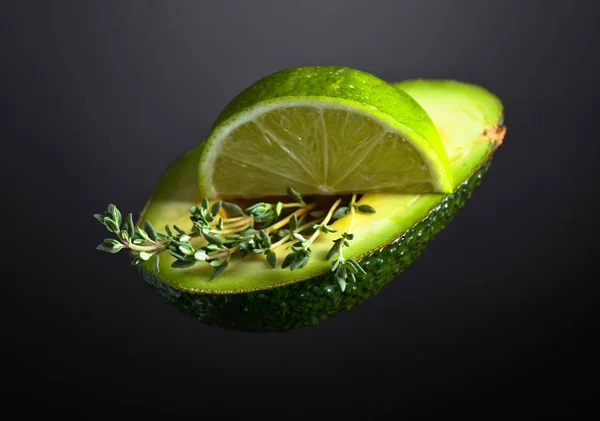 Avocado met limoen en tijm . — Stockfoto