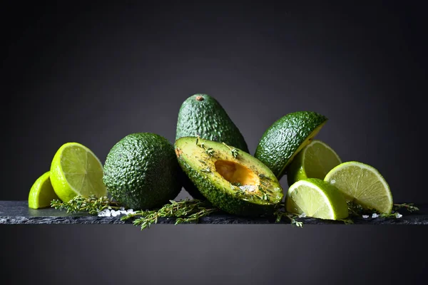 Avocado met kalk, tijm en zee zout — Stockfoto