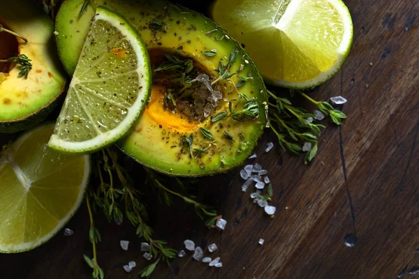 Avocado with lime , thyme and sea salt — Stock Photo, Image