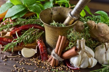 Farklı otlar ve baharatlar ahşap bir masa üzerinde . 