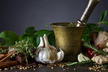 Farklı otlar ve baharatlar ahşap bir masa üzerinde . 