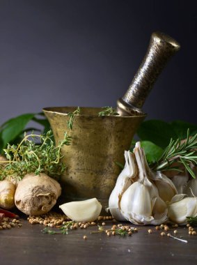 Farklı otlar ve baharatlar ahşap bir masa üzerinde . 