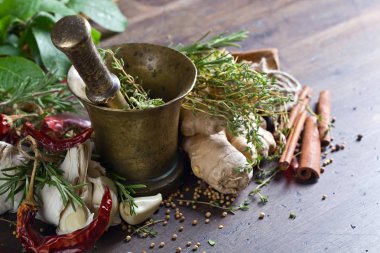 Farklı otlar ve baharatlar ahşap bir masa üzerinde . 