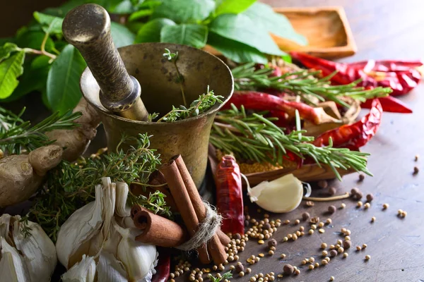 Verschiedene Kräuter und Gewürze auf einem Holztisch . — Stockfoto