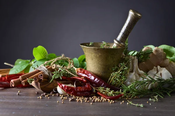 Verschiedene Kräuter und Gewürze auf einem Holztisch . — Stockfoto