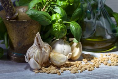 Ahşap bir masaya pesto yapmak için malzemeler .