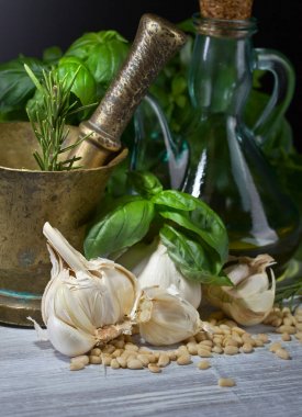 Ahşap bir masaya pesto yapmak için malzemeler .